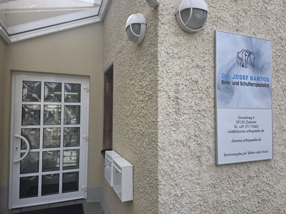 Eingang der Praxis Dr. Bartos, Drosselweg 4, 09130 Chemnitz