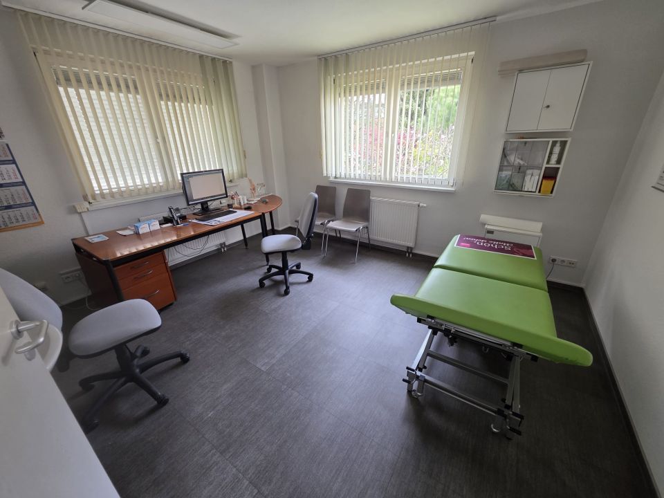 Sprechzimmer mit Untersuchungsliege