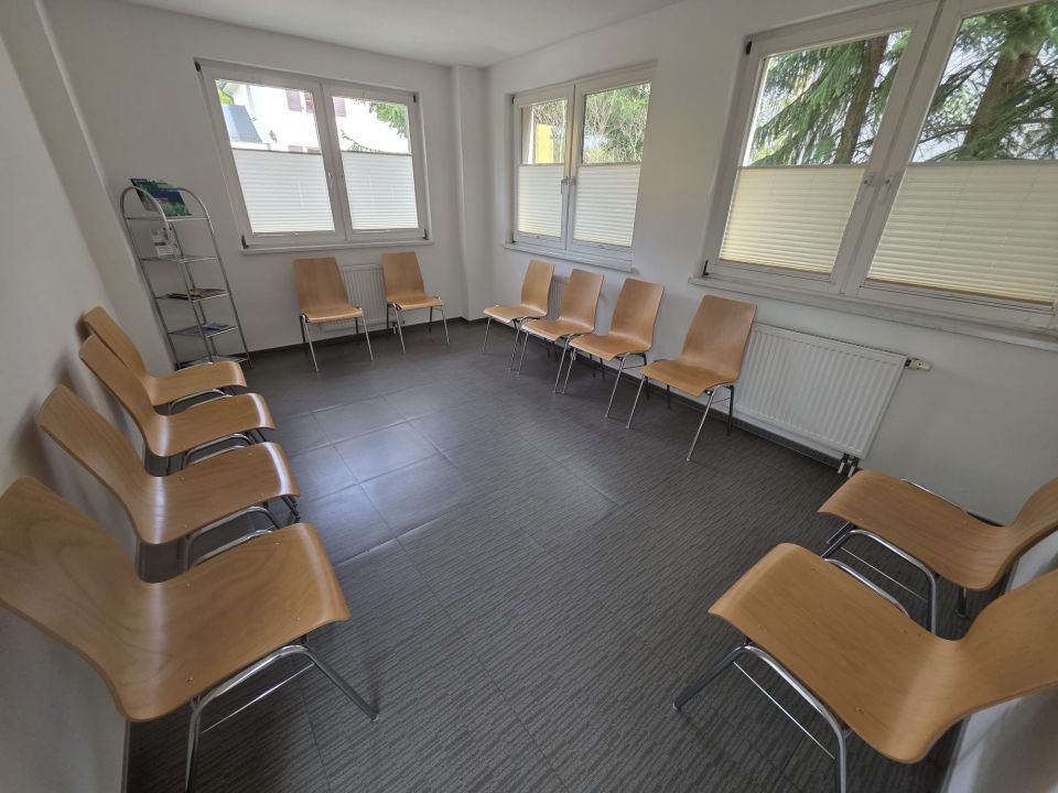 Heller Wartebereich der Praxis